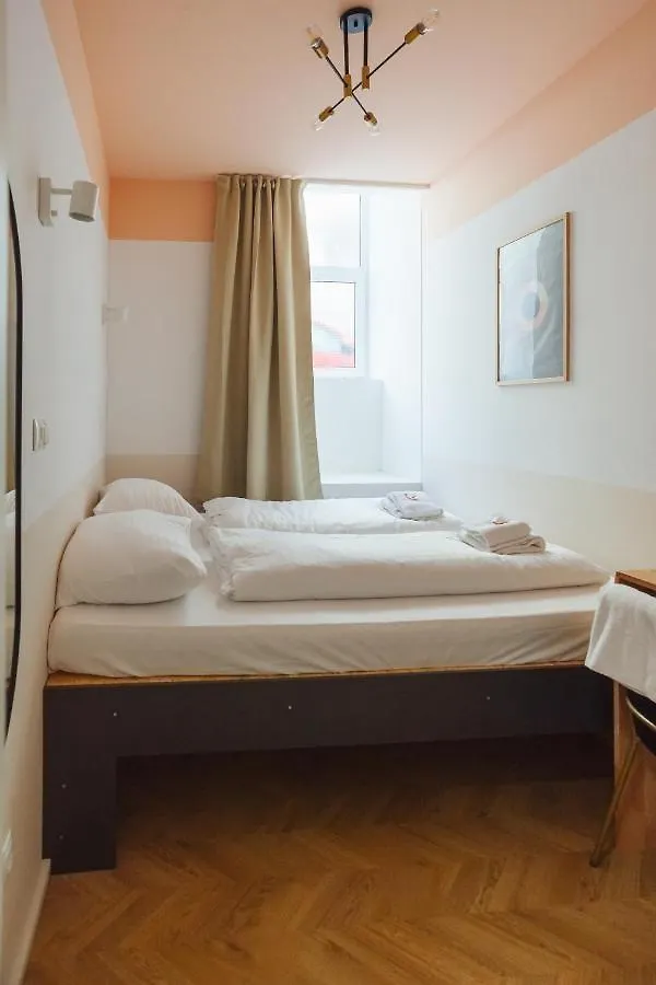 Malfatti Room Oasis With Coworking Space Vienna