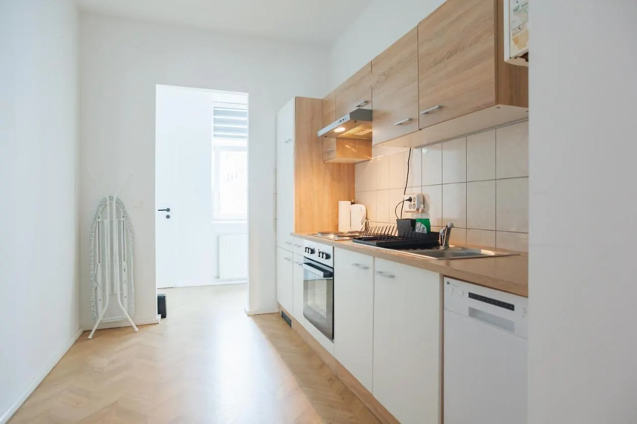 Malfatti Room Oasis With Coworking Space Vienna Apartment