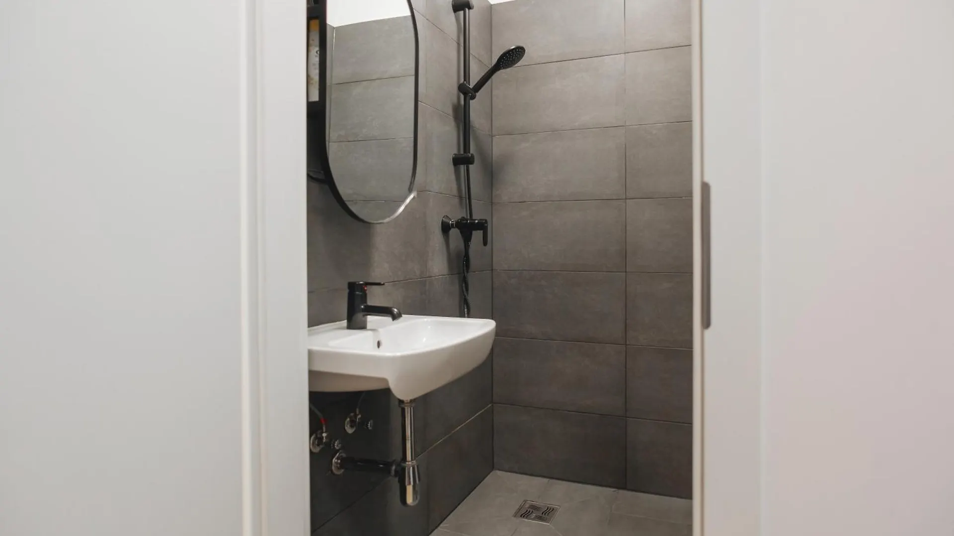 Malfatti Room Oasis With Coworking Space Vienna Apartment