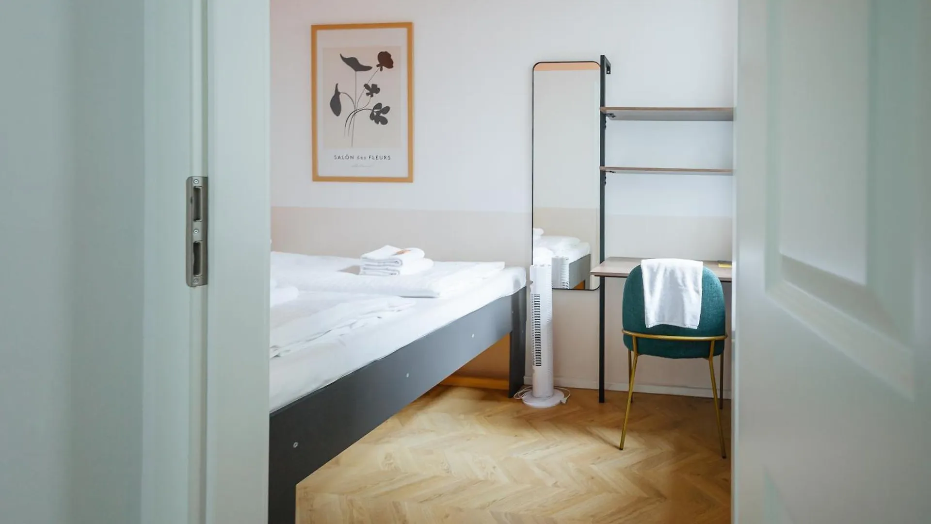 Malfatti Room Oasis With Coworking Space Vienna
